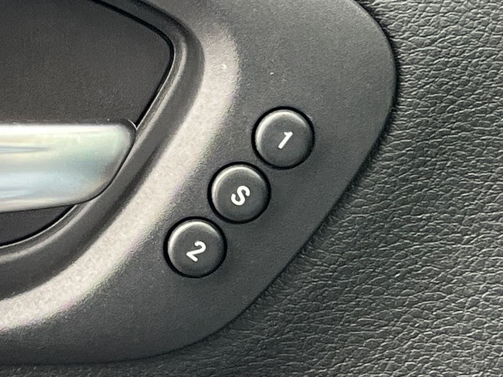 2017 Jeep Cherokee Overland w/VERY LOW MILES